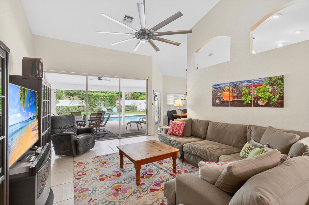 Activo con contrato: $775,000 (5 camas, 3 baños, 3128 Pies cuadrados)