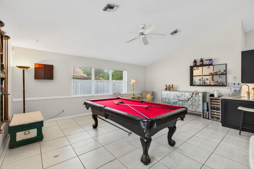 Activo con contrato: $775,000 (5 camas, 3 baños, 3128 Pies cuadrados)