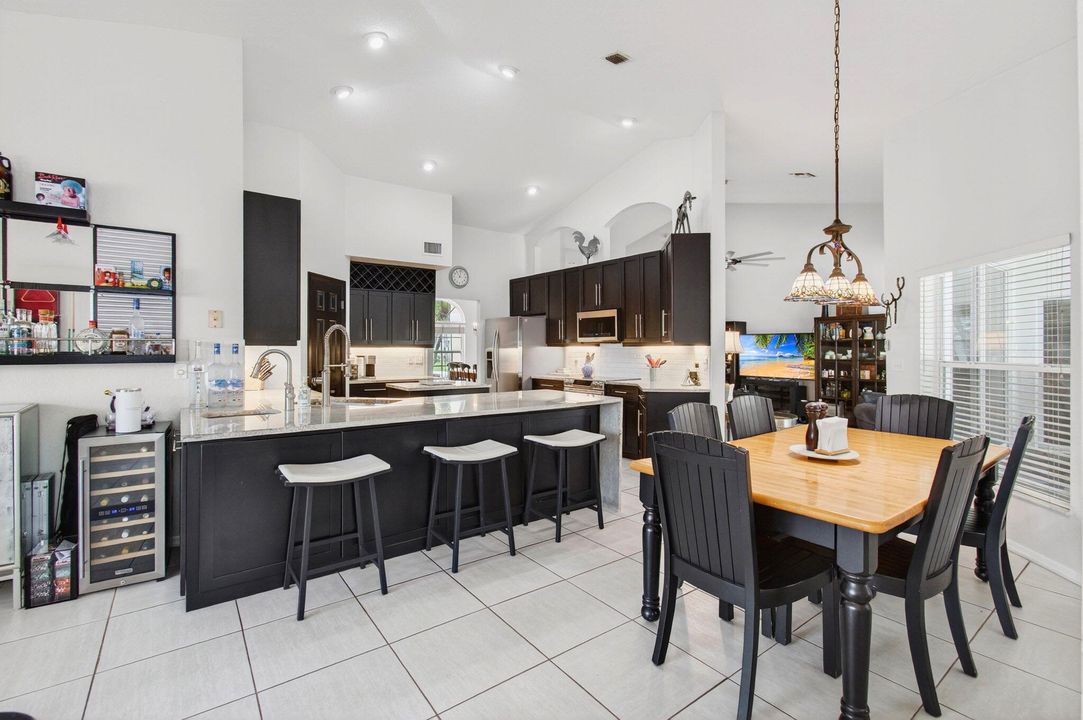 Activo con contrato: $775,000 (5 camas, 3 baños, 3128 Pies cuadrados)