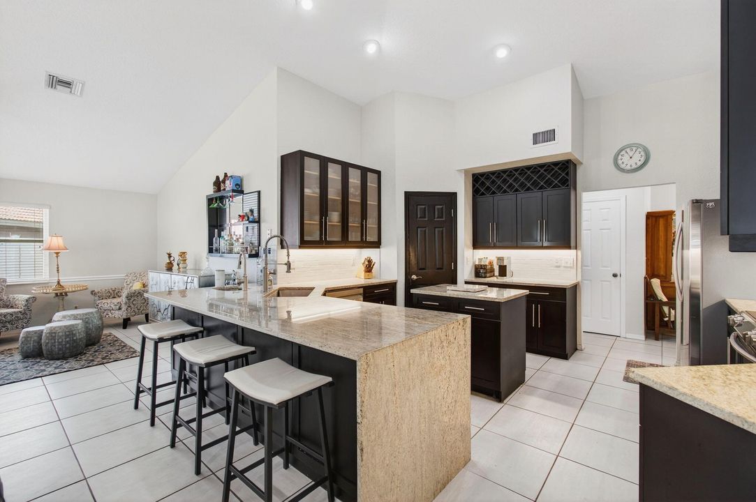 Activo con contrato: $775,000 (5 camas, 3 baños, 3128 Pies cuadrados)