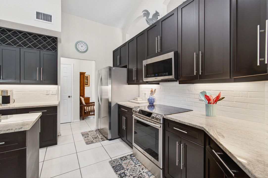 Activo con contrato: $775,000 (5 camas, 3 baños, 3128 Pies cuadrados)