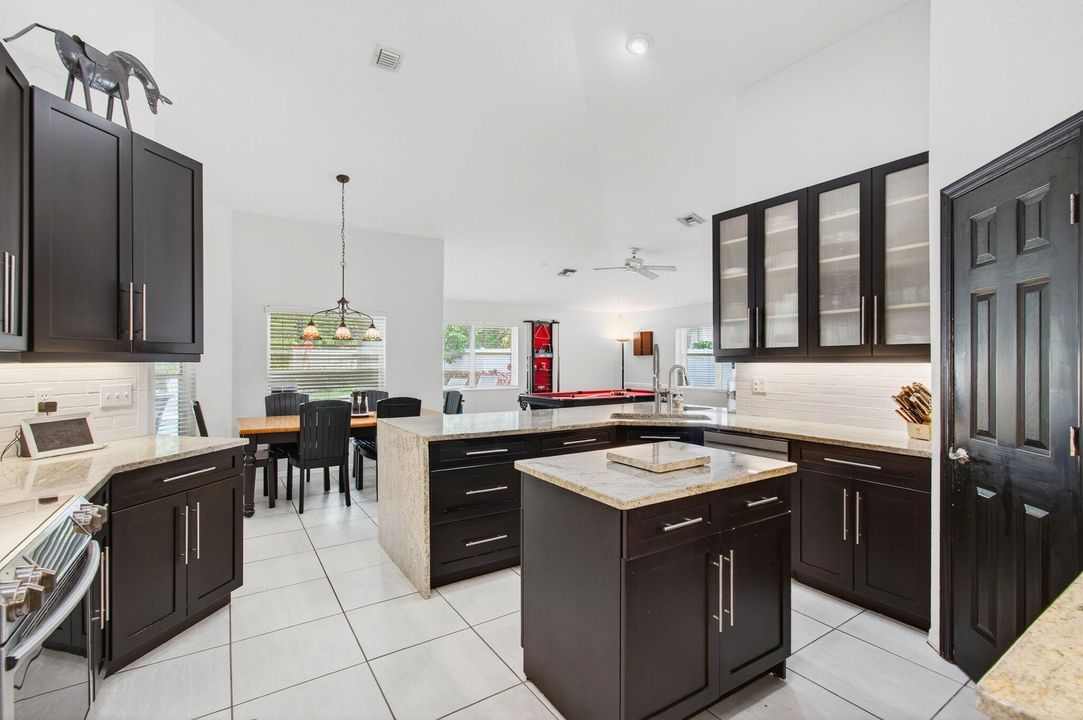 Activo con contrato: $775,000 (5 camas, 3 baños, 3128 Pies cuadrados)