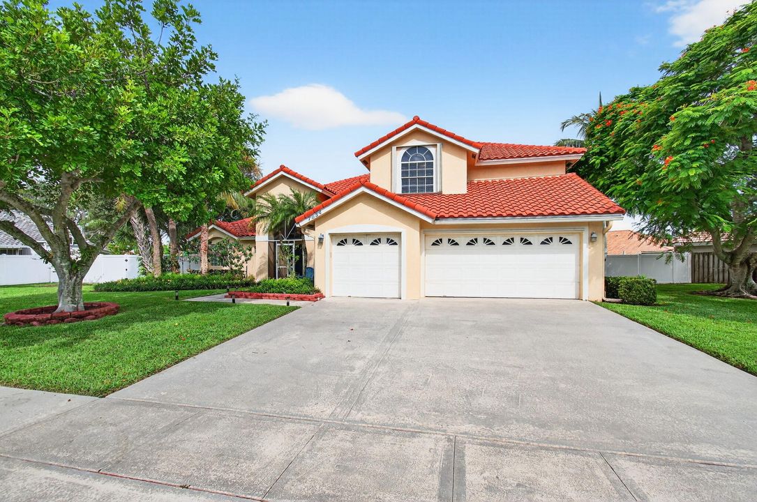 Activo con contrato: $775,000 (5 camas, 3 baños, 3128 Pies cuadrados)