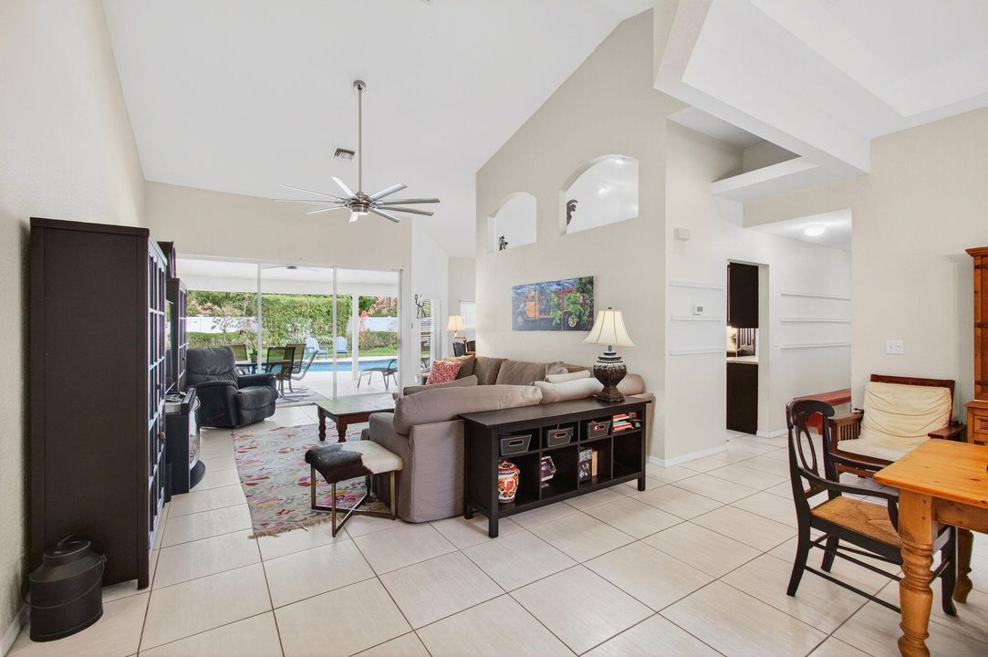 Activo con contrato: $775,000 (5 camas, 3 baños, 3128 Pies cuadrados)