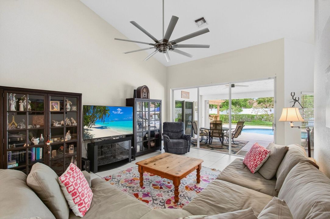 Activo con contrato: $775,000 (5 camas, 3 baños, 3128 Pies cuadrados)