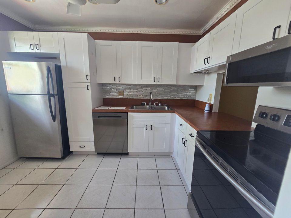 合同活跃: $119,000 (2 贝兹, 2 浴室, 1021 平方英尺)