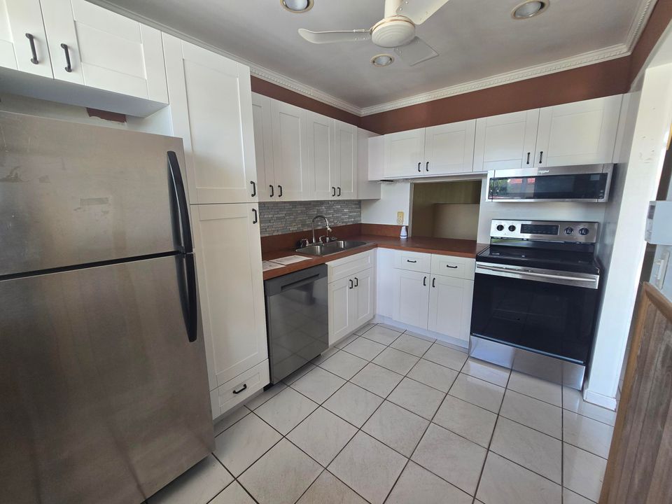 合同活跃: $119,000 (2 贝兹, 2 浴室, 1021 平方英尺)