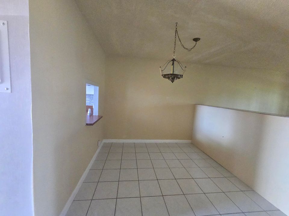 合同活跃: $119,000 (2 贝兹, 2 浴室, 1021 平方英尺)