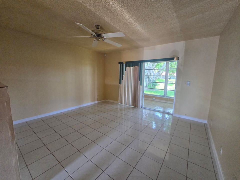 合同活跃: $119,000 (2 贝兹, 2 浴室, 1021 平方英尺)