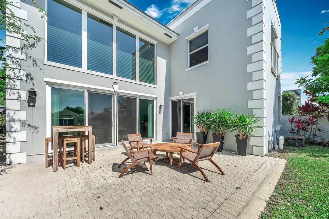 Под контрактом: $6,000 (3 спален, 2 ванн, 2636 Квадратных фут)