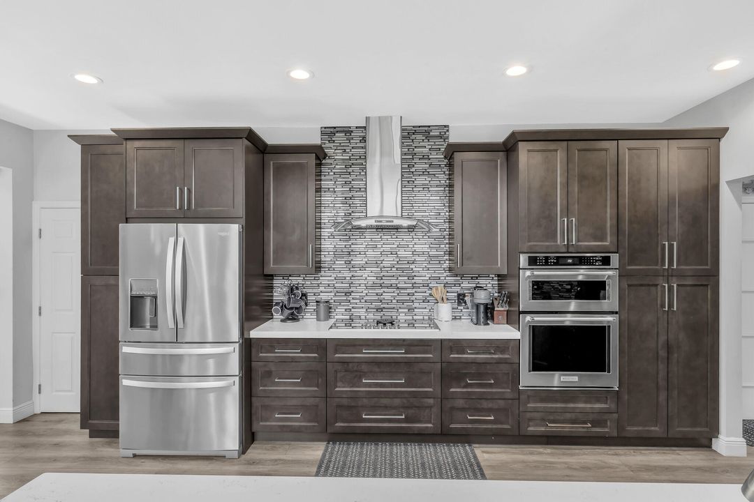 Под контрактом: $6,000 (3 спален, 2 ванн, 2636 Квадратных фут)