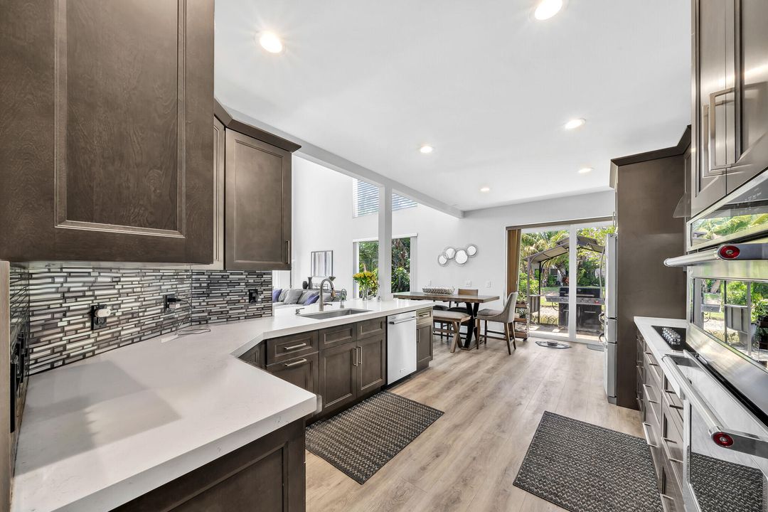 Под контрактом: $6,000 (3 спален, 2 ванн, 2636 Квадратных фут)