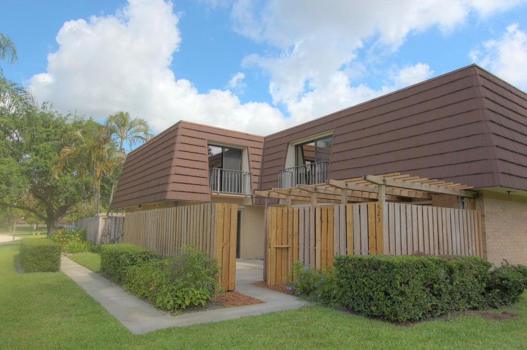 Recently Rented: $2,795 (3 beds, 2 baths, 1596 Square Feet)