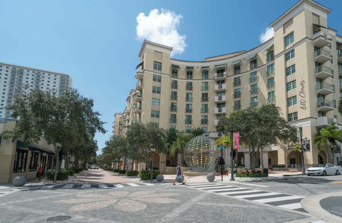 Recently Rented: $2,300 (1 beds, 1 baths, 884 Square Feet)