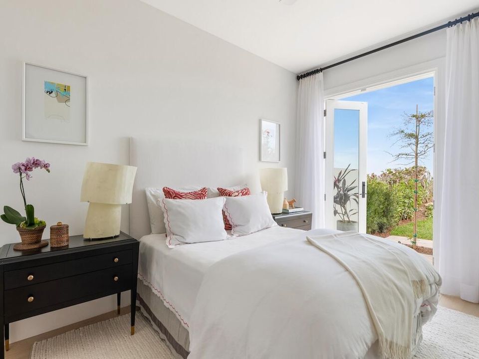 For Sale: $3,995,000 (3 beds, 3 baths, 2600 Square Feet)