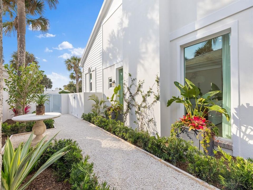 For Sale: $3,995,000 (3 beds, 3 baths, 2600 Square Feet)