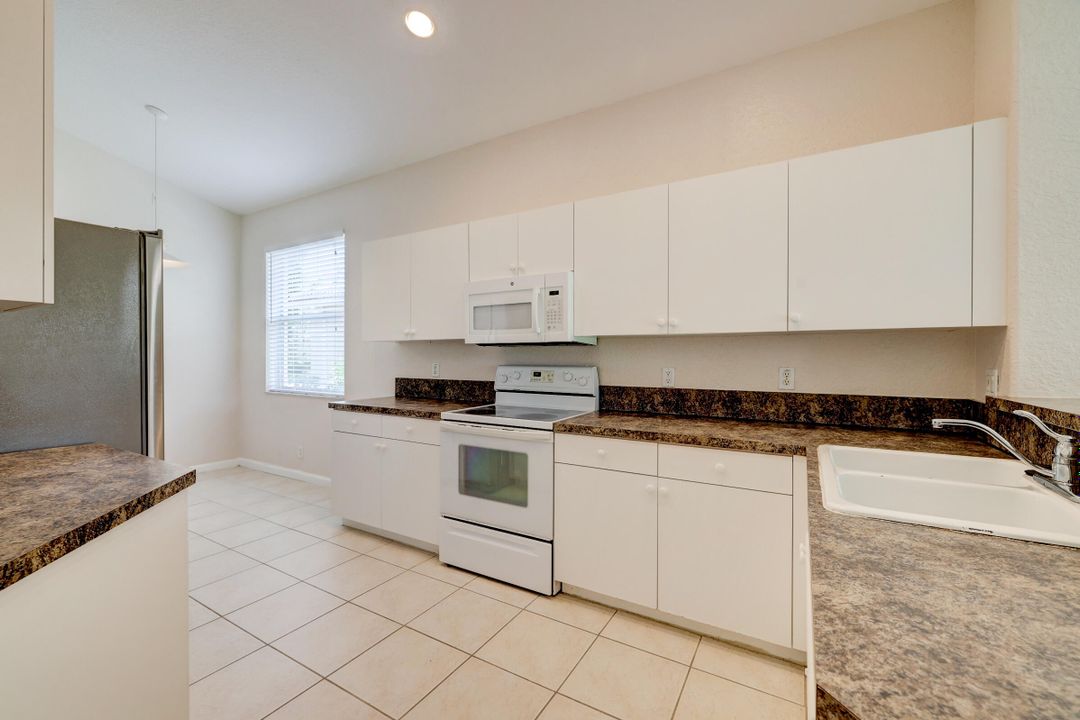 Active With Contract: $2,350 (3 beds, 2 baths, 1473 Square Feet)