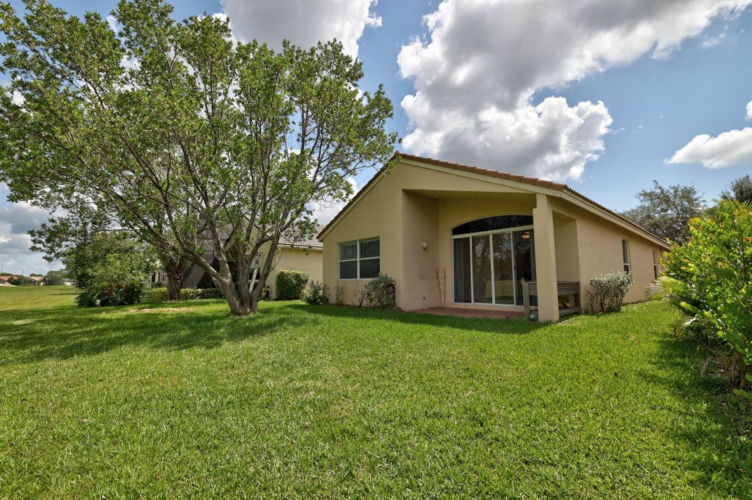 Active With Contract: $2,350 (3 beds, 2 baths, 1473 Square Feet)
