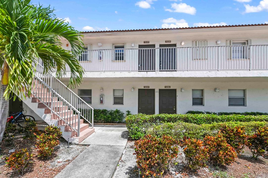 待售: $164,900 (2 贝兹, 2 浴室, 825 平方英尺)