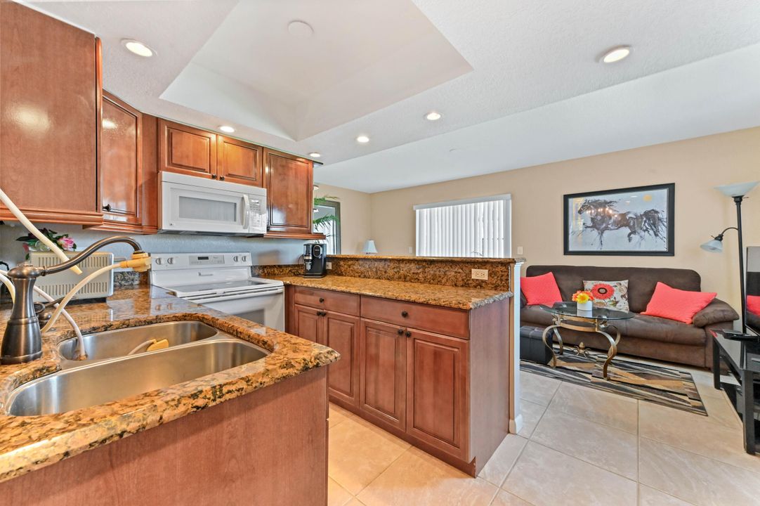 待售: $74,900 (1 贝兹, 1 浴室, 720 平方英尺)