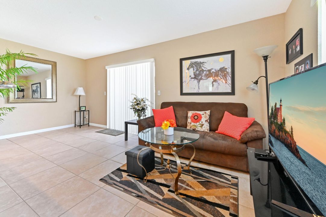 待售: $74,900 (1 贝兹, 1 浴室, 720 平方英尺)