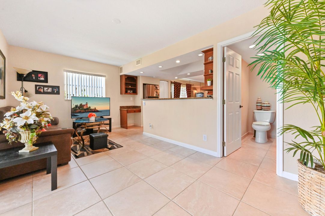 待售: $74,900 (1 贝兹, 1 浴室, 720 平方英尺)