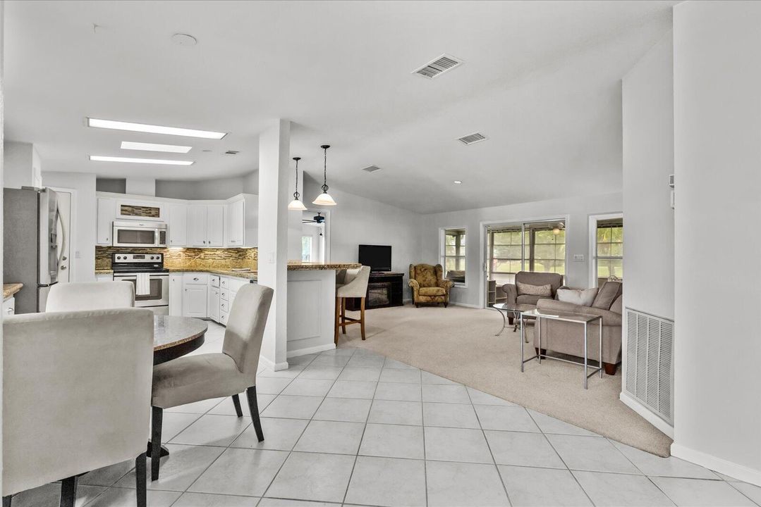 合同活跃: $162,900 (2 贝兹, 2 浴室, 1502 平方英尺)