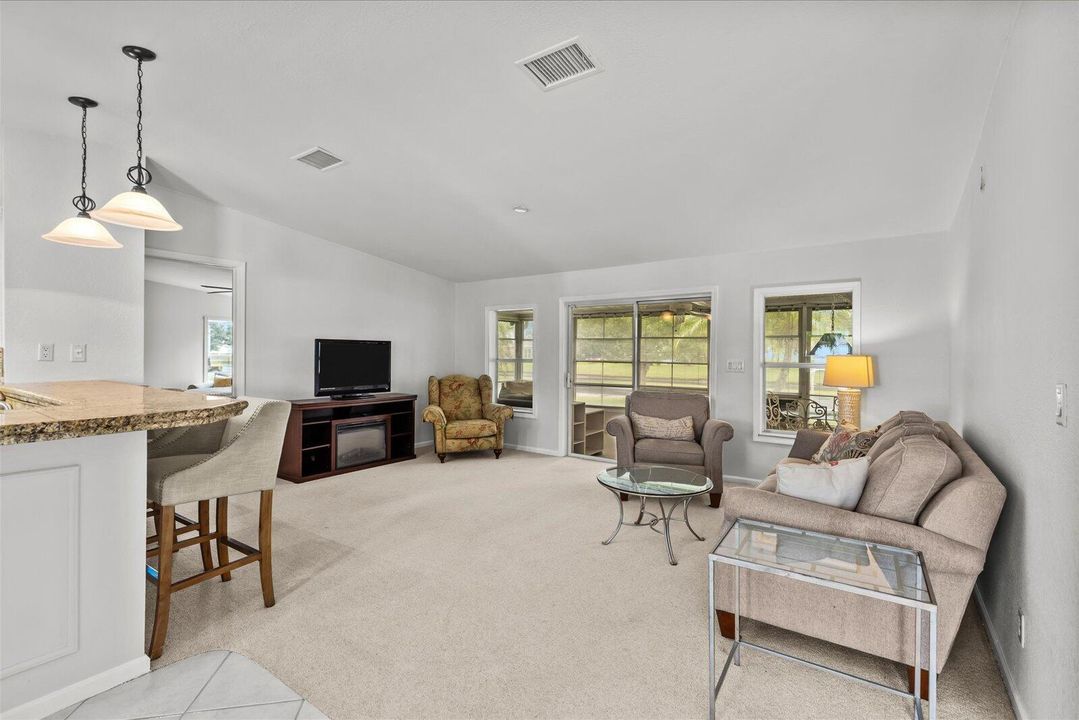 合同活跃: $162,900 (2 贝兹, 2 浴室, 1502 平方英尺)