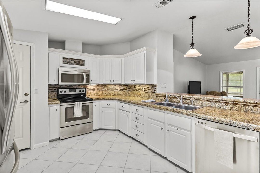 合同活跃: $162,900 (2 贝兹, 2 浴室, 1502 平方英尺)