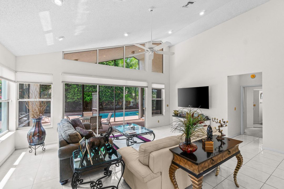 Activo con contrato: $14,000 (3 camas, 2 baños, 2204 Pies cuadrados)