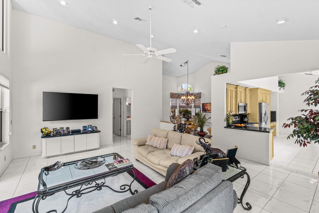 Activo con contrato: $14,000 (3 camas, 2 baños, 2204 Pies cuadrados)