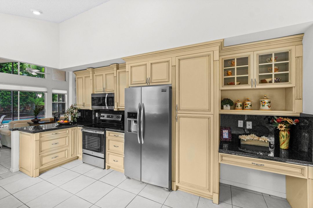 Activo con contrato: $14,000 (3 camas, 2 baños, 2204 Pies cuadrados)