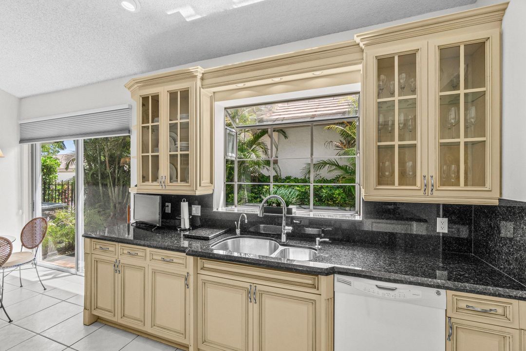 Activo con contrato: $14,000 (3 camas, 2 baños, 2204 Pies cuadrados)