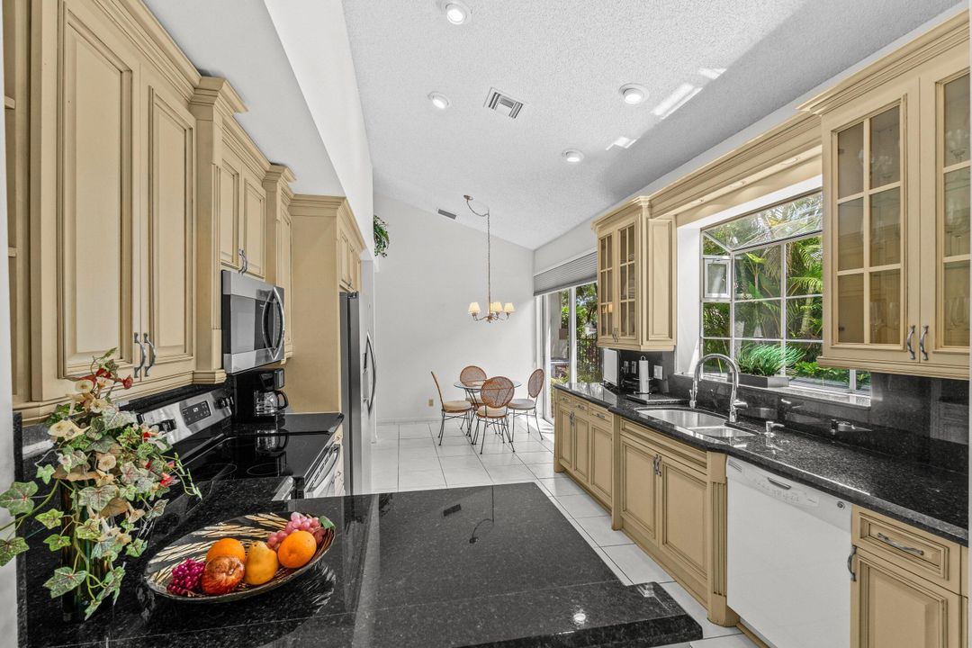 Activo con contrato: $14,000 (3 camas, 2 baños, 2204 Pies cuadrados)