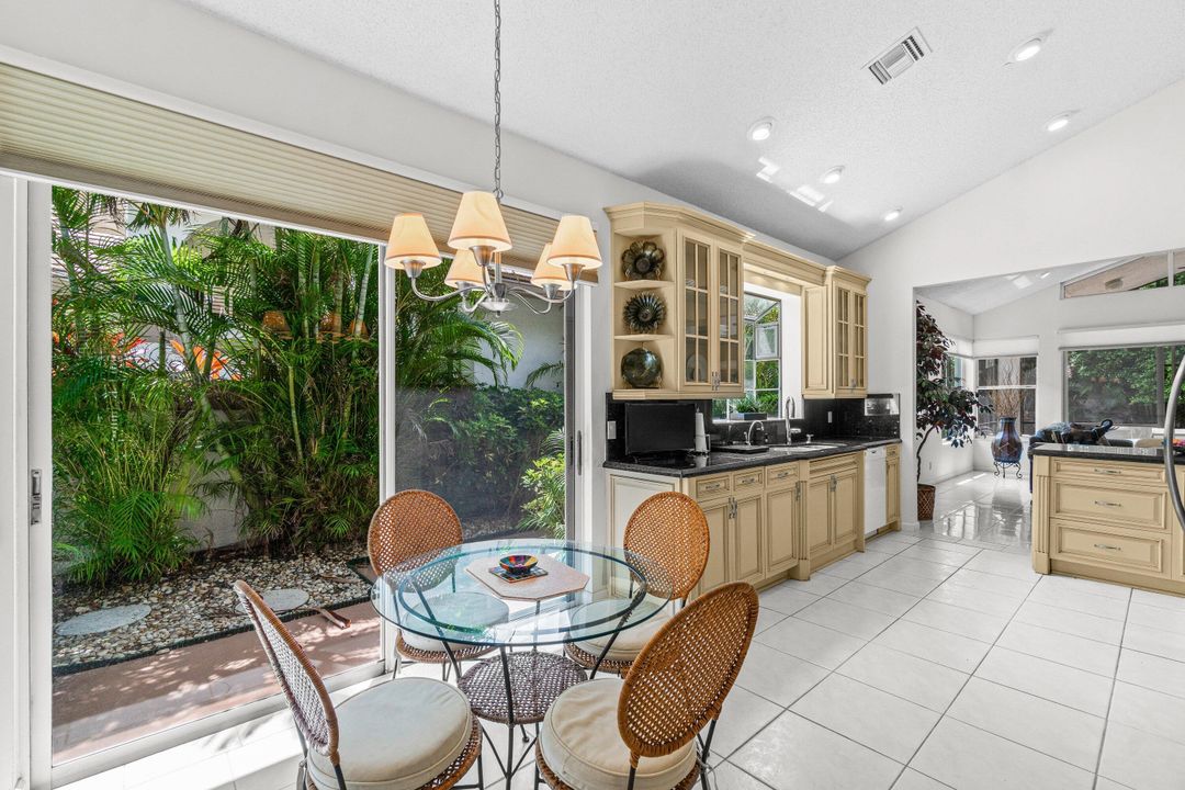 Activo con contrato: $14,000 (3 camas, 2 baños, 2204 Pies cuadrados)