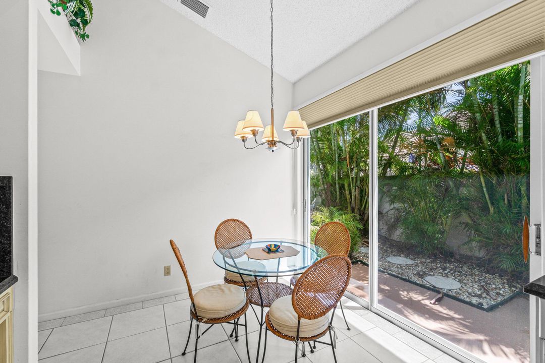 Activo con contrato: $14,000 (3 camas, 2 baños, 2204 Pies cuadrados)