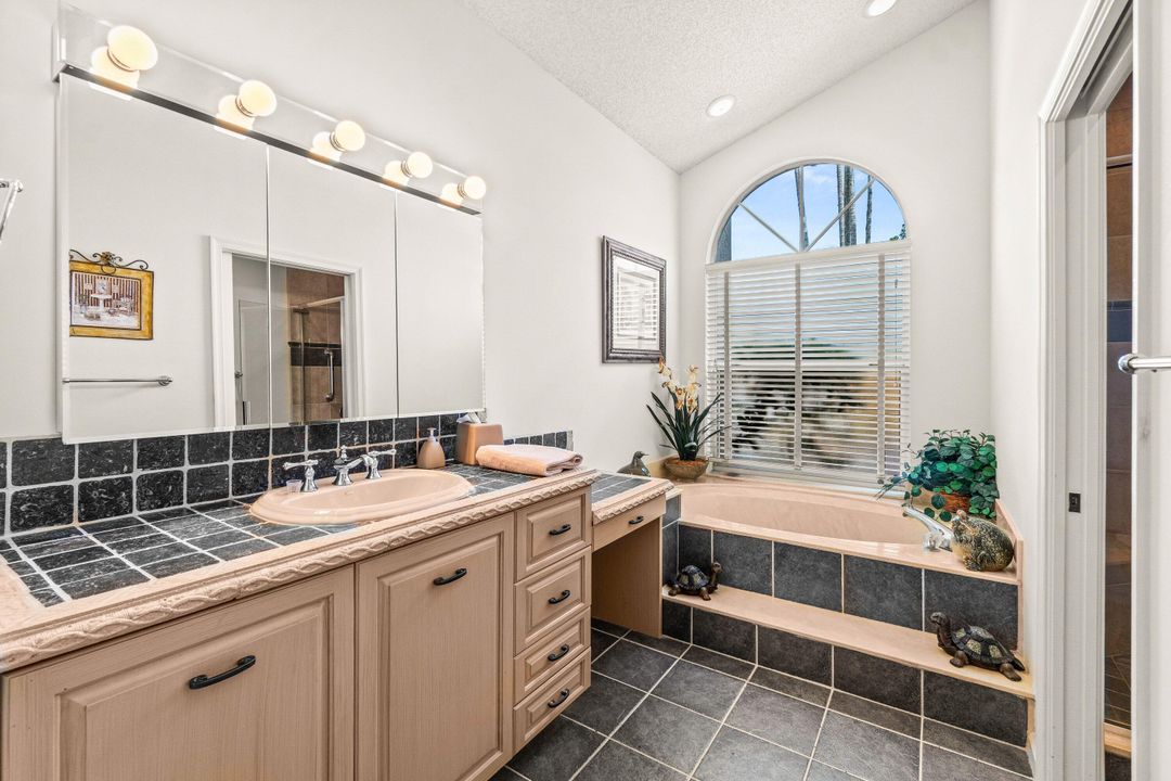 Activo con contrato: $14,000 (3 camas, 2 baños, 2204 Pies cuadrados)