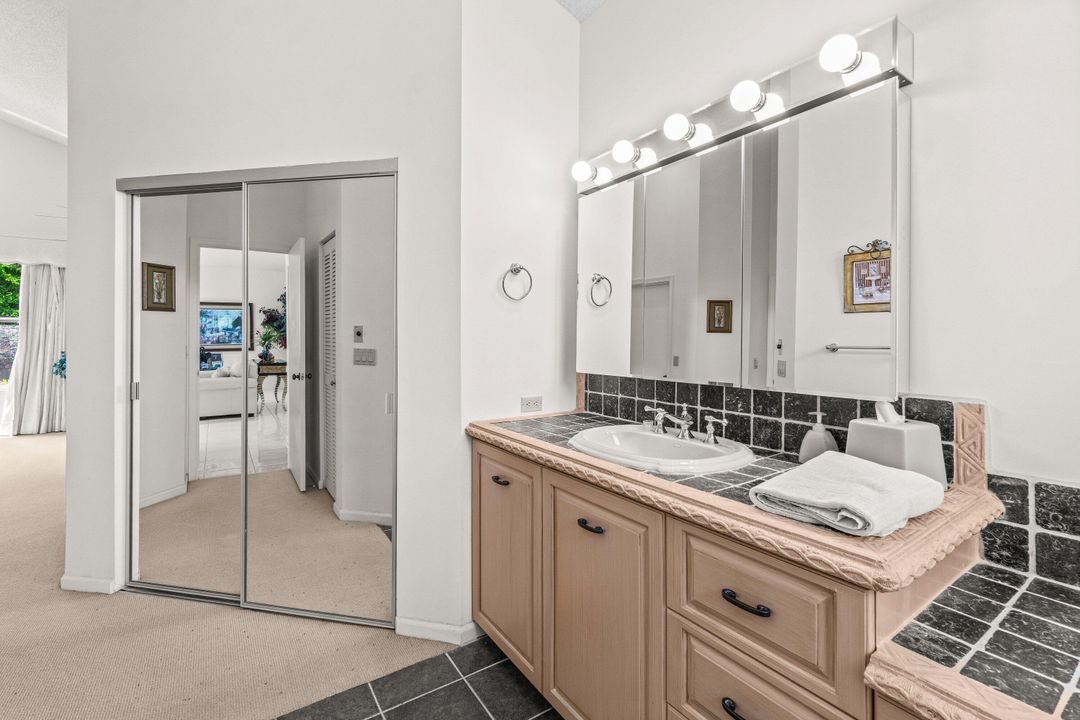 Activo con contrato: $14,000 (3 camas, 2 baños, 2204 Pies cuadrados)