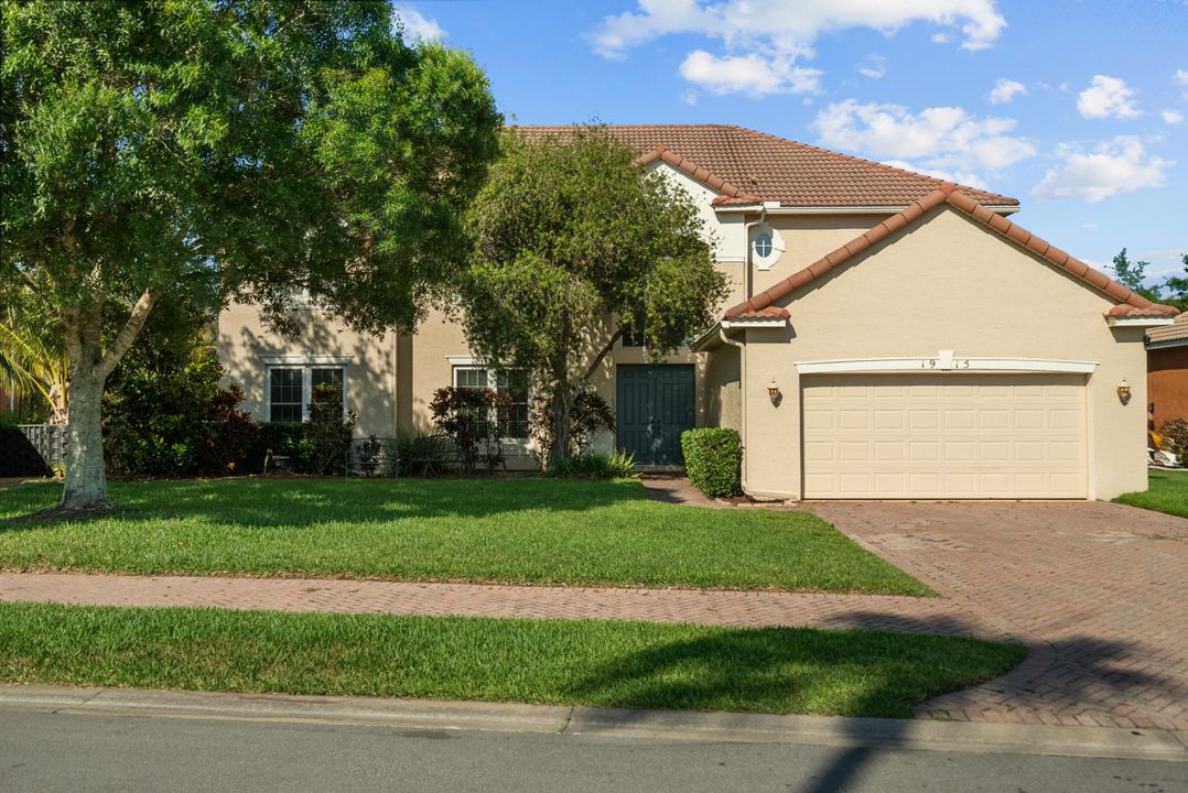 Recently Sold: $694,000 (6 beds, 4 baths, 4323 Square Feet)