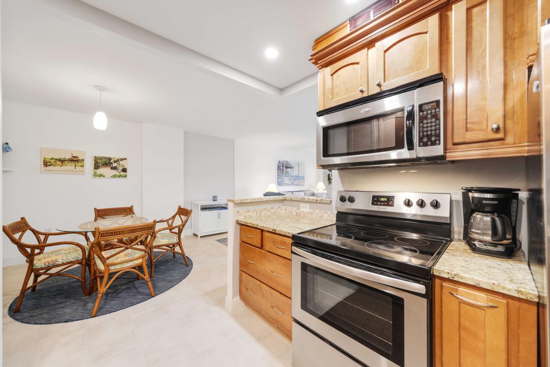 Под контрактом: $419,000 (2 спален, 2 ванн, 1093 Квадратных фут)