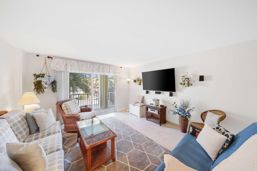 Под контрактом: $419,000 (2 спален, 2 ванн, 1093 Квадратных фут)