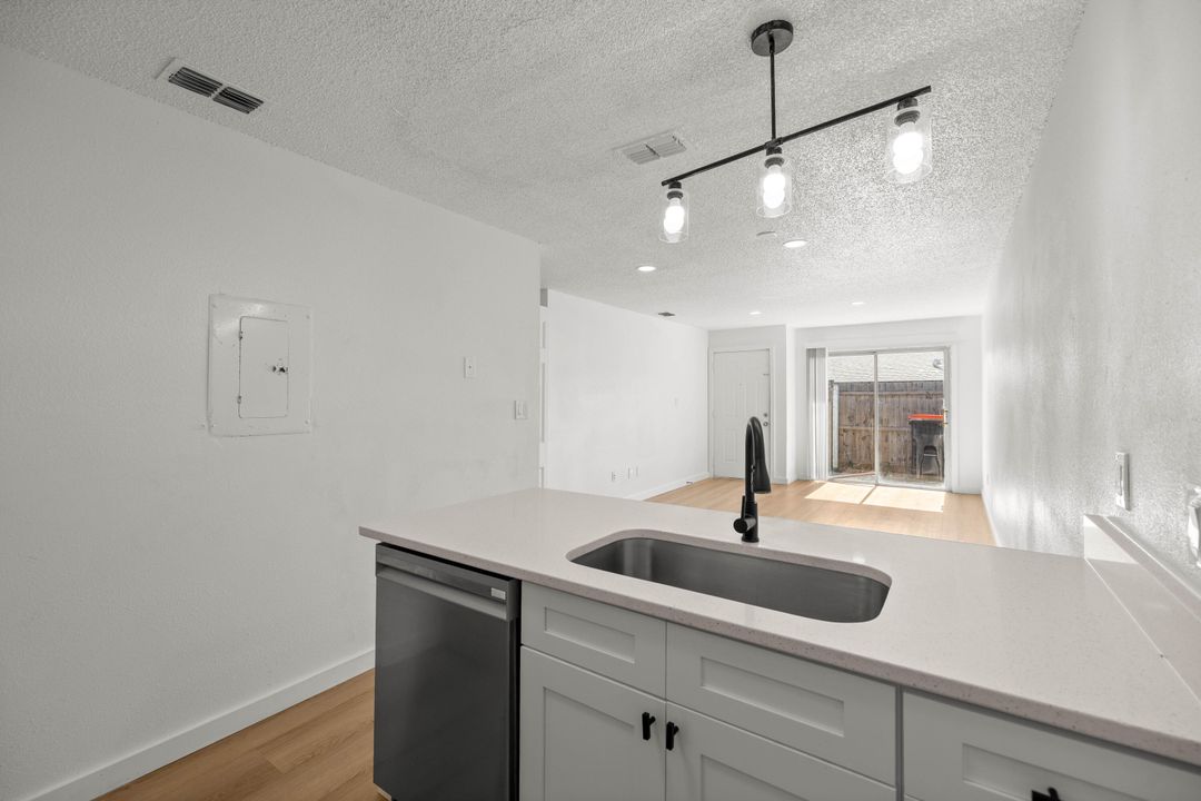 合同活跃: $1,350 (2 贝兹, 2 浴室, 868 平方英尺)