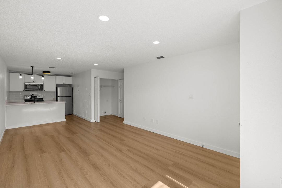 合同活跃: $1,350 (2 贝兹, 2 浴室, 868 平方英尺)