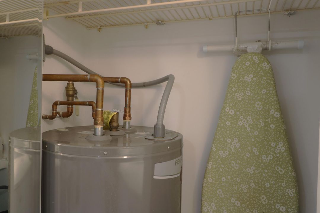 For Sale: $320,000 (2 beds, 2 baths, 1537 Square Feet)