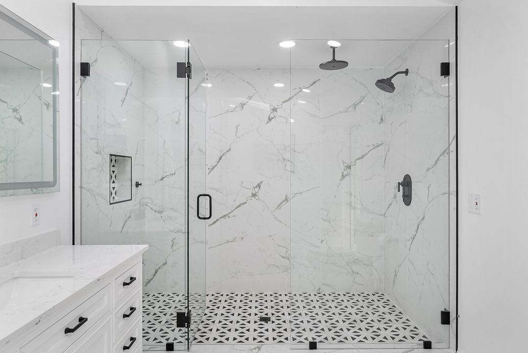 合同活跃: $2,939,000 (4 贝兹, 3 浴室, 2334 平方英尺)