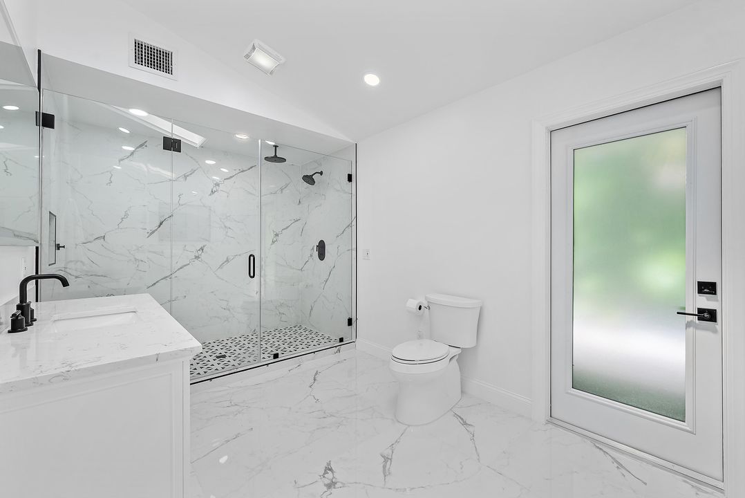 合同活跃: $2,939,000 (4 贝兹, 3 浴室, 2334 平方英尺)