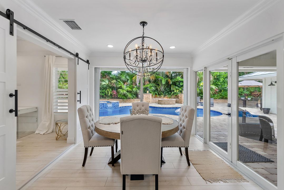 合同活跃: $2,939,000 (4 贝兹, 3 浴室, 2334 平方英尺)