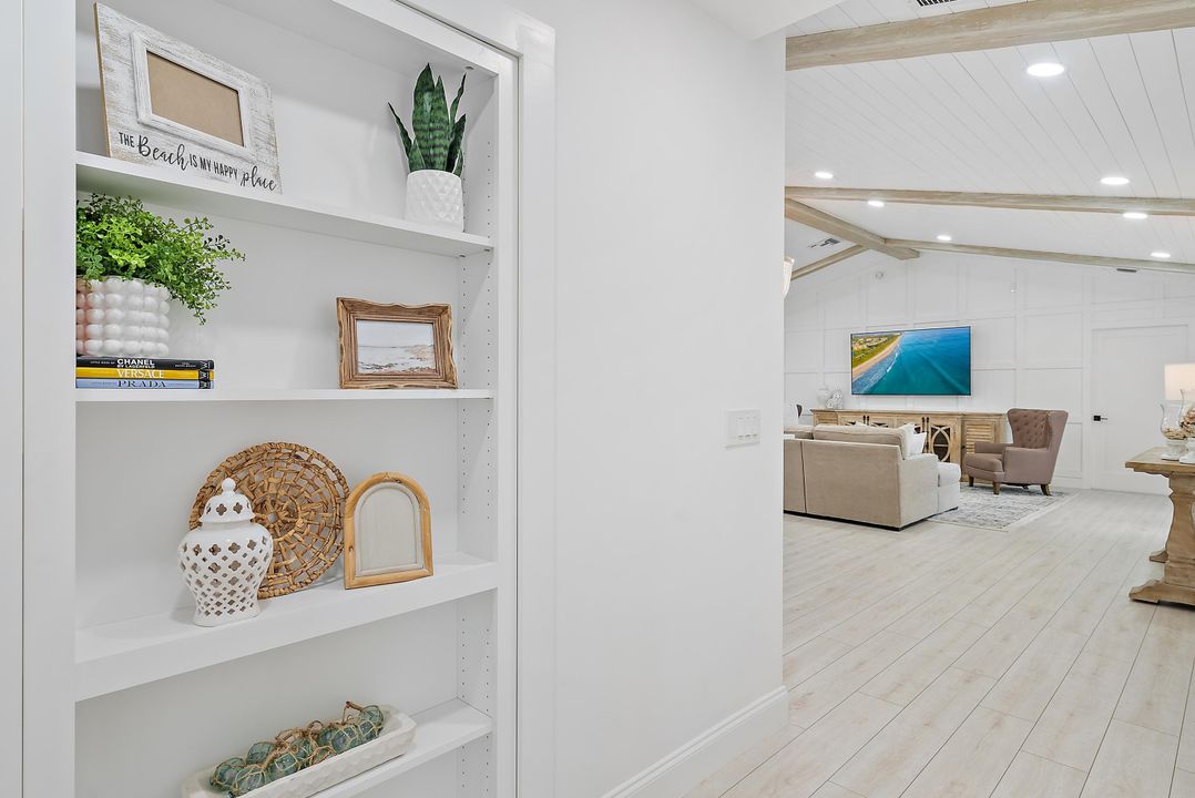 合同活跃: $2,939,000 (4 贝兹, 3 浴室, 2334 平方英尺)