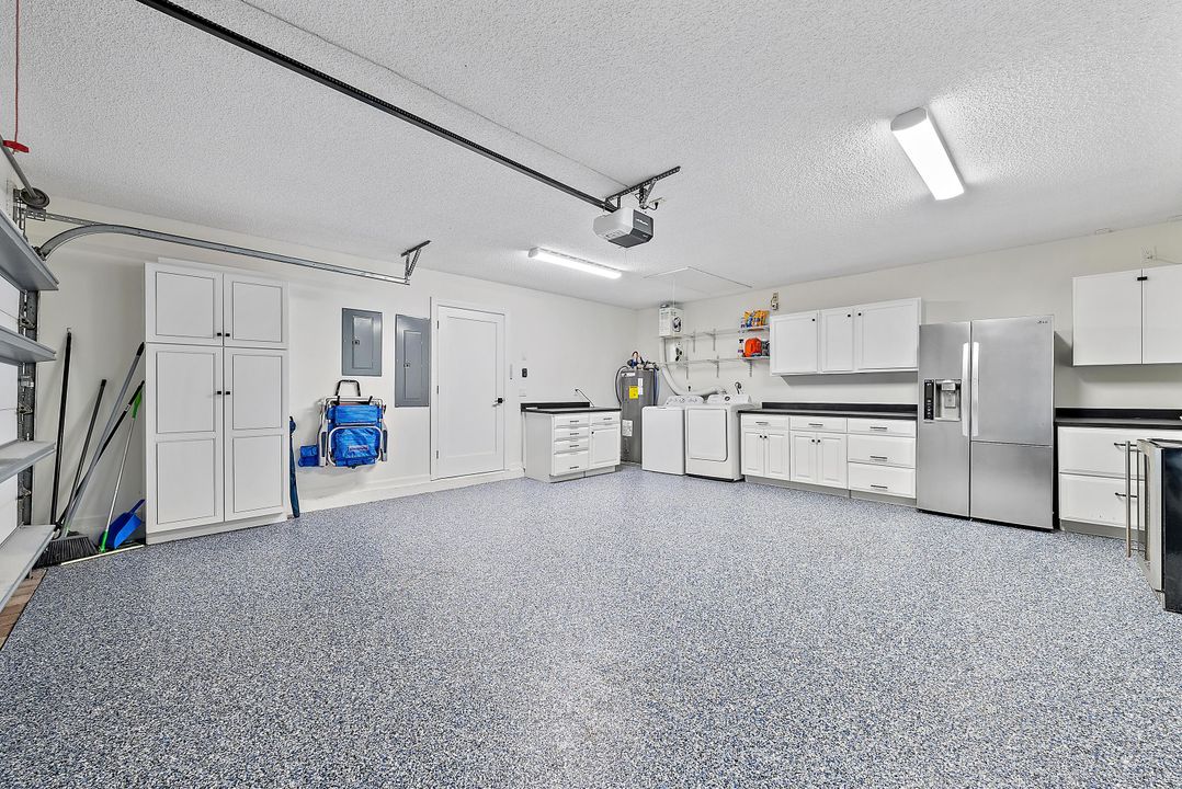 合同活跃: $2,939,000 (4 贝兹, 3 浴室, 2334 平方英尺)