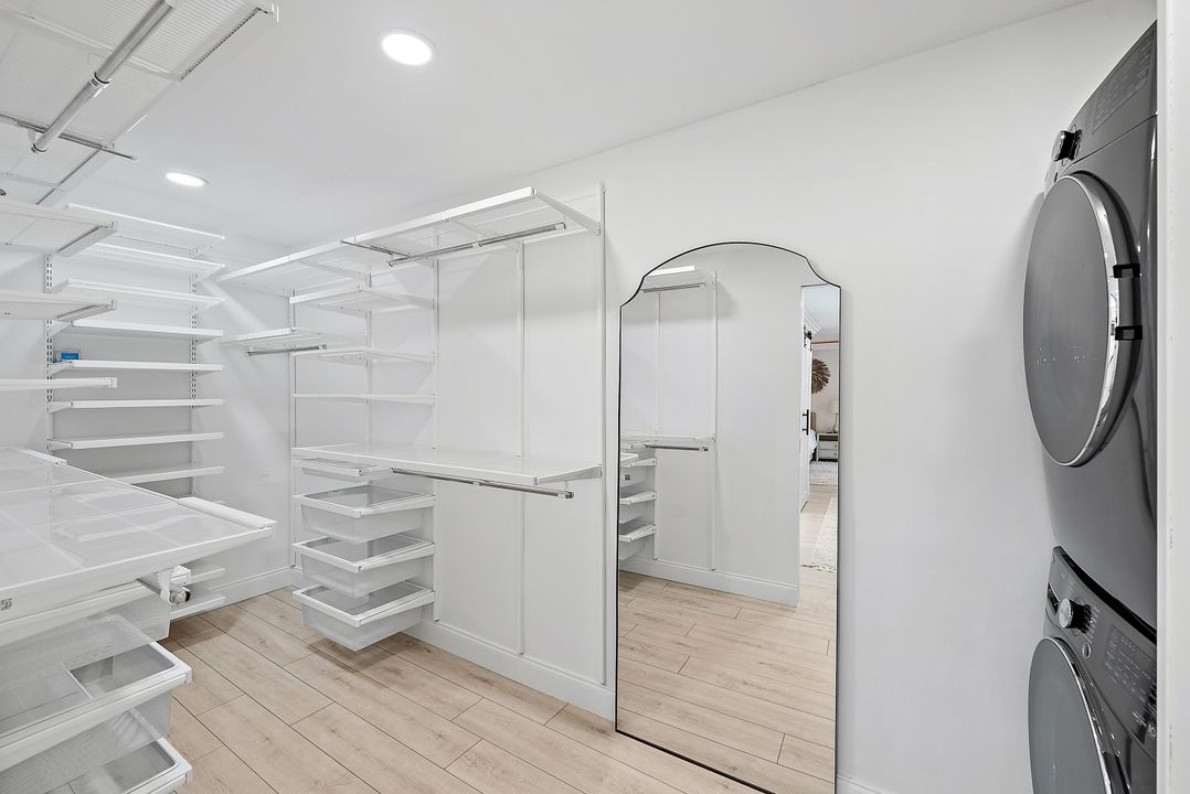 合同活跃: $2,939,000 (4 贝兹, 3 浴室, 2334 平方英尺)